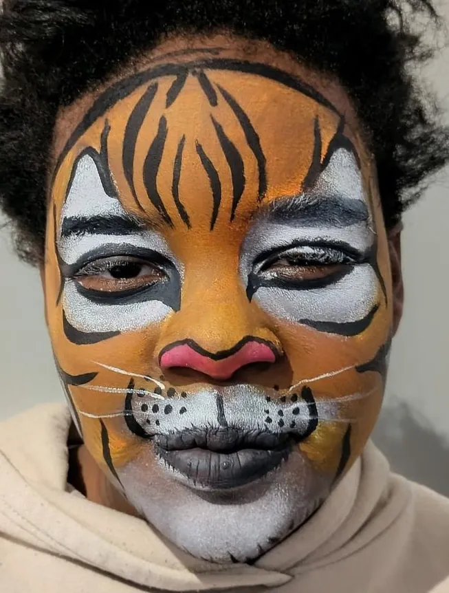 Maquillage artistique tigre réalisé sur un enfant